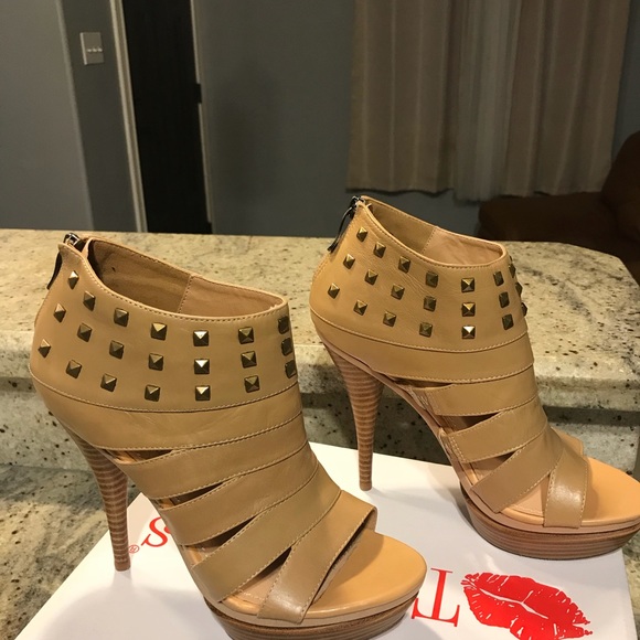 NWOT Leather Bootie - Picture 2 of 6